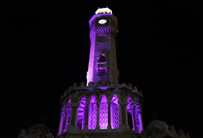 İzmir Saat Kulesi mor renge büründü