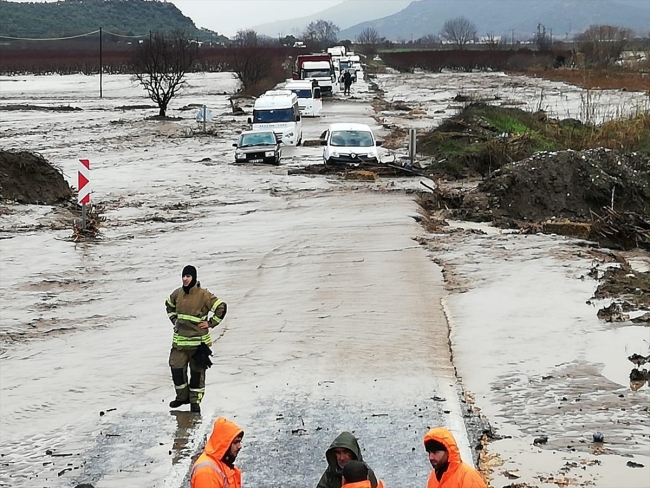 İzmir'de şiddetli yağış su birikintilerine neden oldu