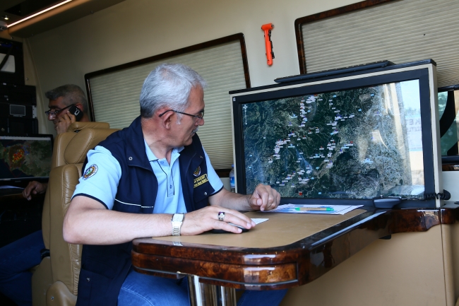 İzmir'de 53 saatte kontrol altına alınan yangına 7 bin 500 ton su atıldı