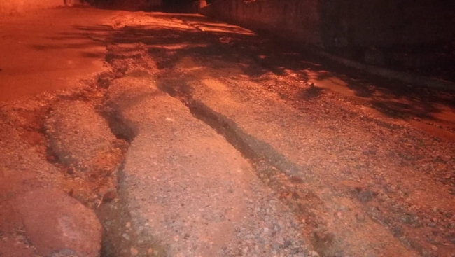 Ev ve iş yerleri göle döndü, araçlar mahsur kaldı