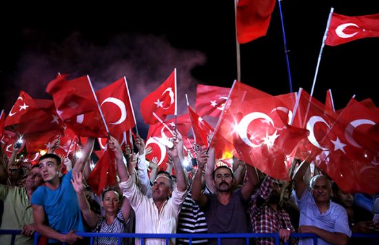 Meydanlarda 'demokrasi nöbeti' südürüldü