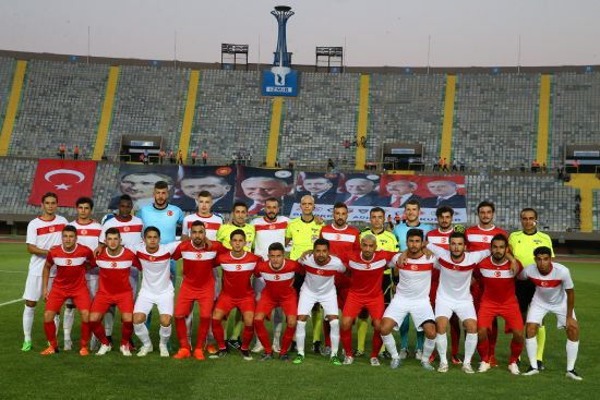 Futbolcular '15 Temmuz Demokrasi Kupası' için sahaya çıktı