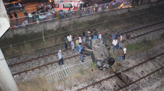 Otomobil tren rayına düştü: 5 yaralı