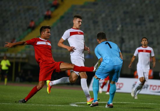 Futbolcular '15 Temmuz Demokrasi Kupası' için sahaya çıktı