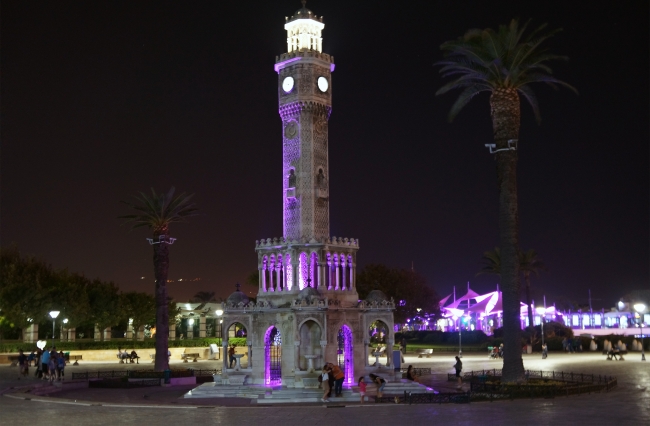İzmir Saat Kulesi mor renge büründü