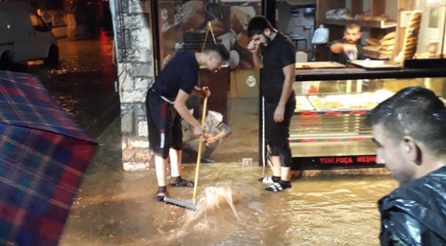 Ev ve iş yerleri göle döndü, araçlar mahsur kaldı