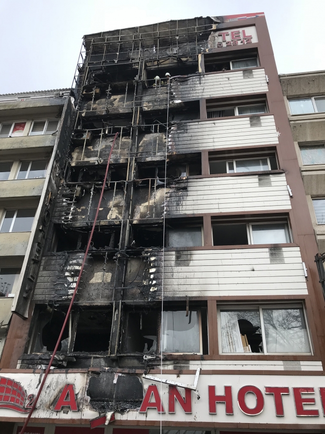 İzmir'de yanan otelin dış cephe kaplaması ve son katı kaçak çıktı