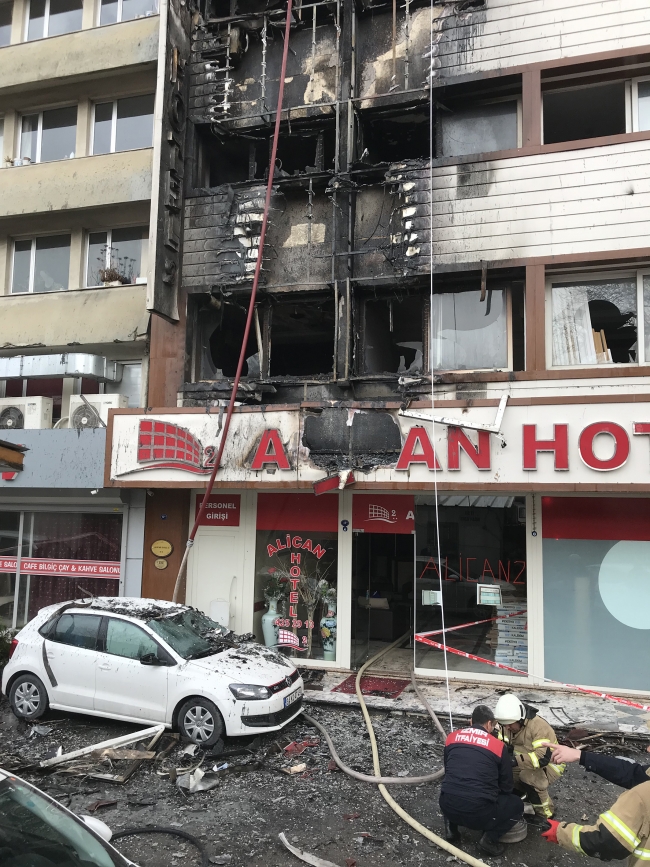İzmir'de korkutan otel yangını