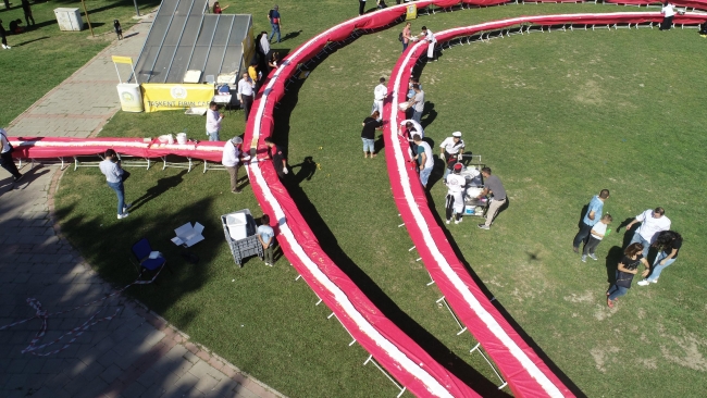 İzmir'de 2 bin 842 metre uzunluğunda ve 20 ton ağırlığında dünyanın en büyük dilimli pastası yapıldı. Fotoğraf: DHA