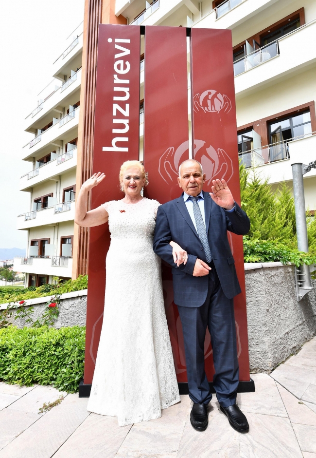 Huzurevinde aşık oldular, nikah masasına oturdular