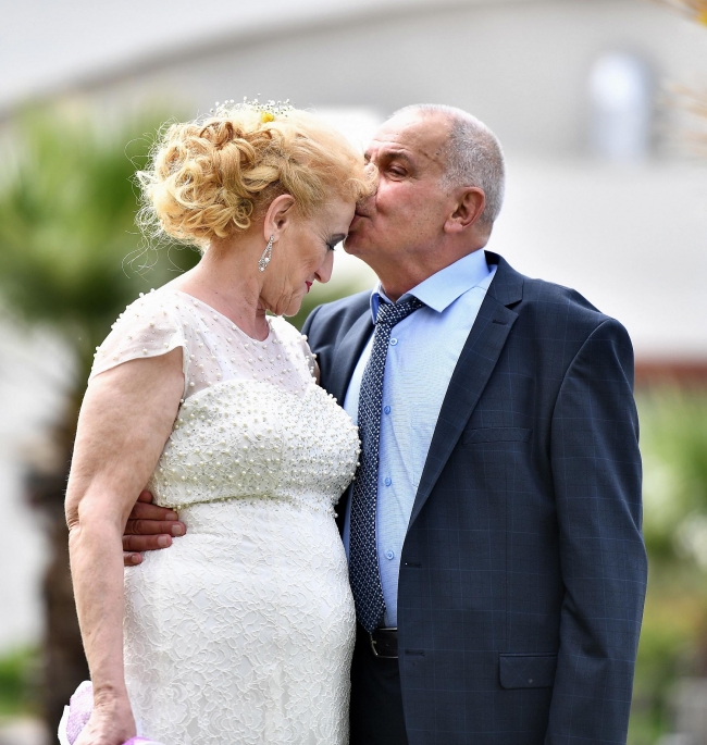 Huzurevinde aşık oldular, nikah masasına oturdular