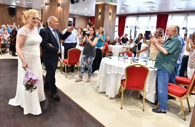 Huzurevinde aşık oldular, nikah masasına oturdular