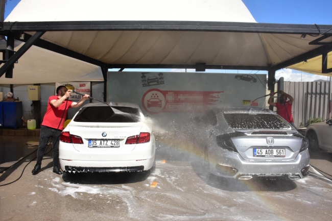 İzmir'de çamur yağdı, sürücüler soluğu oto yıkamacılarda aldı