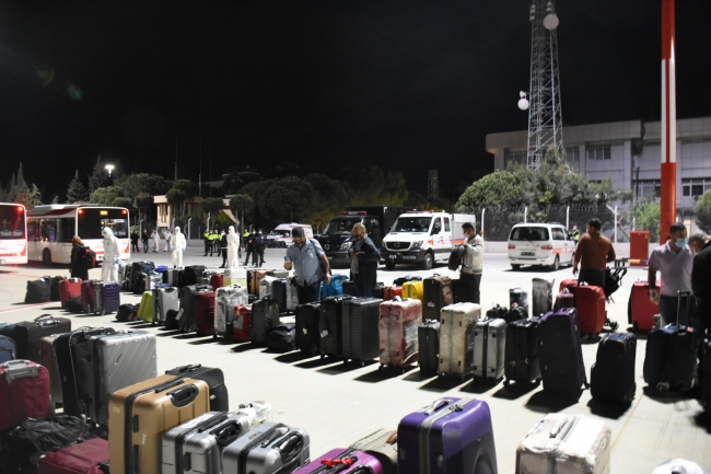 2 ülkeden gelen 122 Türk vatandaşı İzmir'de öğrenci yurtlarına yerleştirildi