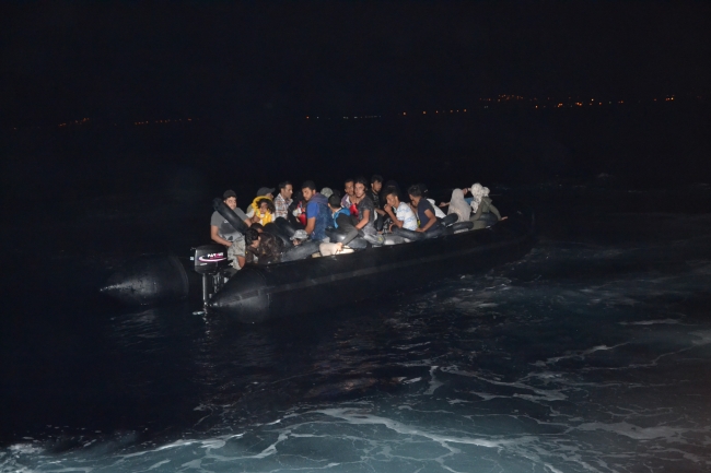 İzmir'de 106 göçmen yakalandı