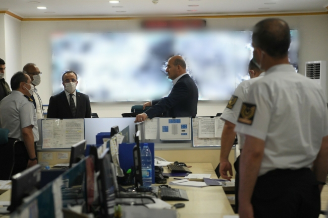 Bakan Soylu, polis kontrol noktasında ve  Jandarma Harekat Merkezi'nde inceleme yaptı