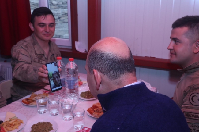 İçişleri Bakanı Soylu, Yüksekova'da asker ve polislerle bayramlaştı
