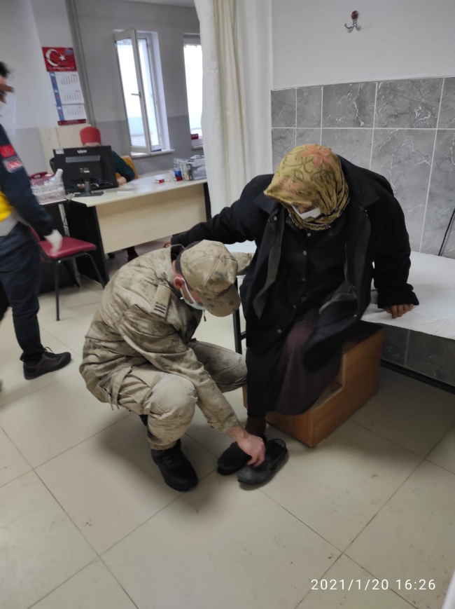 Vali'den jandarmaya övgü: Bir yiğit, bir anayı sırtlamış...