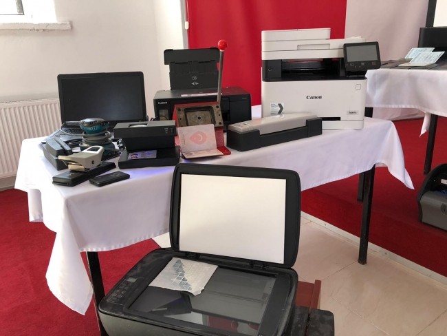 Portakal sıkacağından mühür basma aleti yapan 'sahteciler' yakalandı