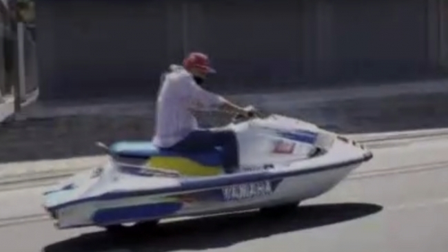 Jet skiye tekerlek taktı, otoyola çıktı