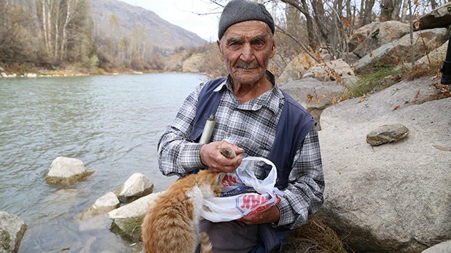 Kediler için her sabah balık avına gidiyor