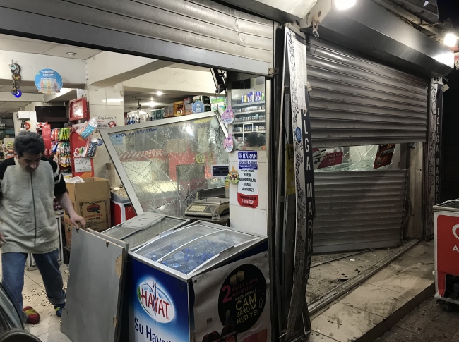 Adana'da otomobil markete girdi: 2 yaralı
