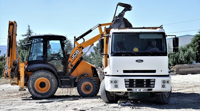 'Kadınlar yapamaz' diyenlere inat kepçe operatörü oldu