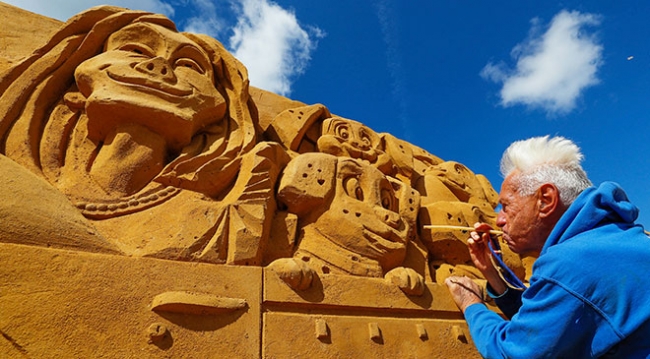 Kumdan Heykel Festivali süper kahramanları Belçika sahiline getirdi