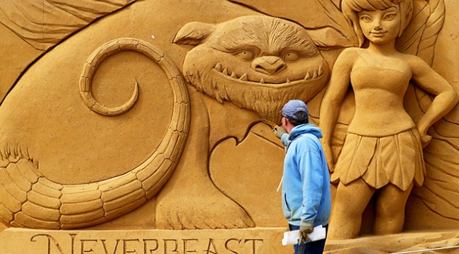 Kumdan Heykel Festivali süper kahramanları Belçika sahiline getirdi