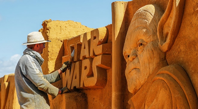 Kumdan Heykel Festivali süper kahramanları Belçika sahiline getirdi