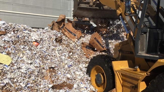 İstanbul'da ele geçirilen 11 tır kaçak sigara ve alkol imha edildi