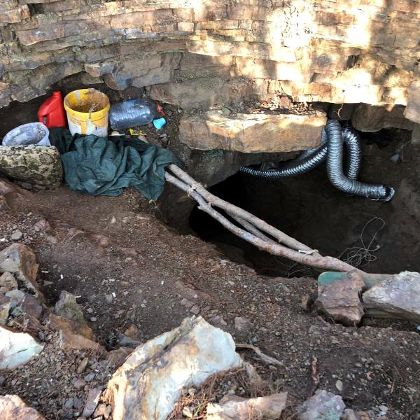 Kaçak kazı yaptıkları tünelde suçüstü yakalandılar