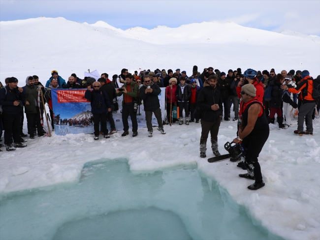Kaçkar Buzul Gölü'nde sıra dışı "yüzme şenliği"