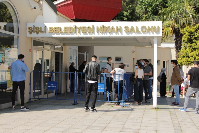 Kademeli normalleşmenin ilk gününde nikah dairelerinde yoğunluk