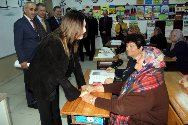 92 yaşındaki kadının okuma yazma azmi