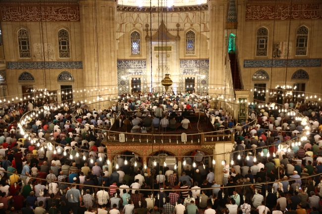 Kadir Gecesi'nde camiler doldu taştı