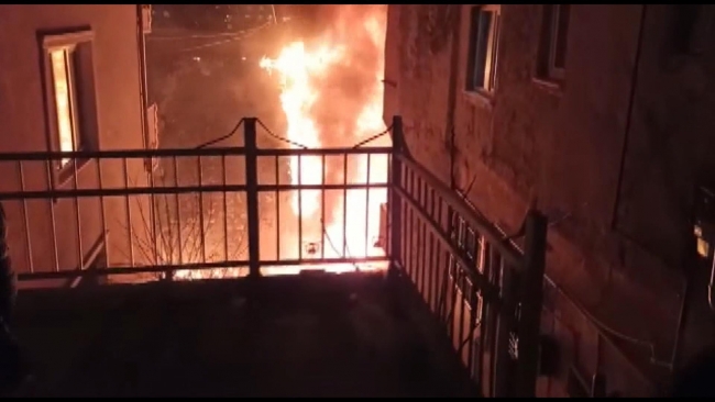 Kağıthane'de 4 katlı boş bina alev alev yandı