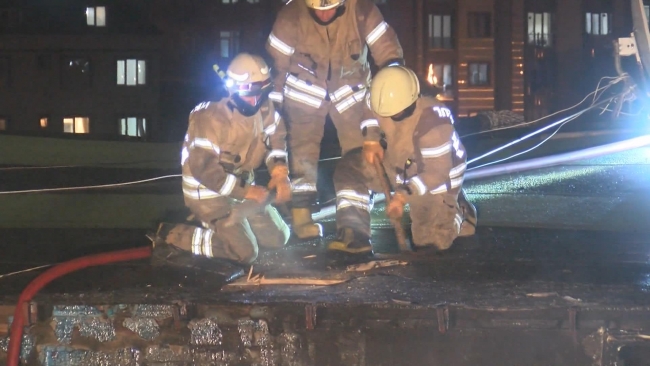 Kağıthane'de 4 katlı boş bina alev alev yandı