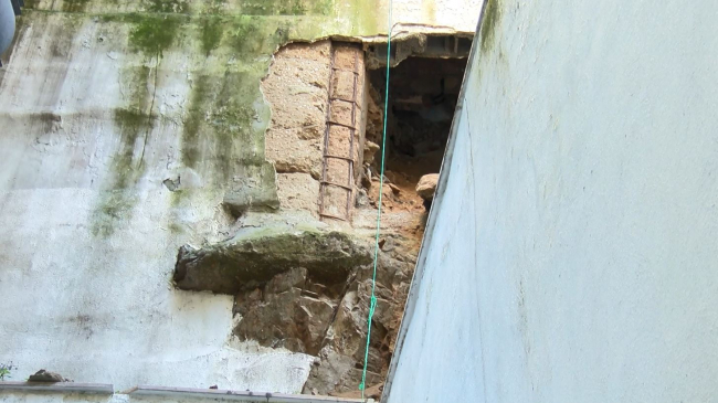 İstanbul'da 5 katlı binanın zemininde çökme meydana geldi