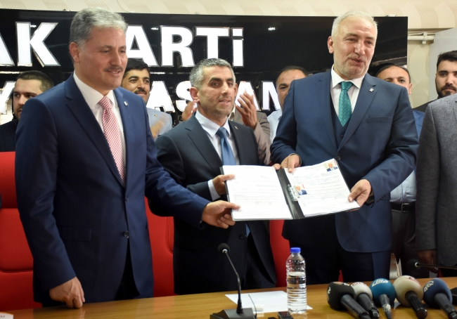 Bürokratlar, aday adaylığı için görevlerinden istifa ediyor