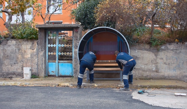 Kaldırımda oturarak servis bekleyen Eren'e özel durak
