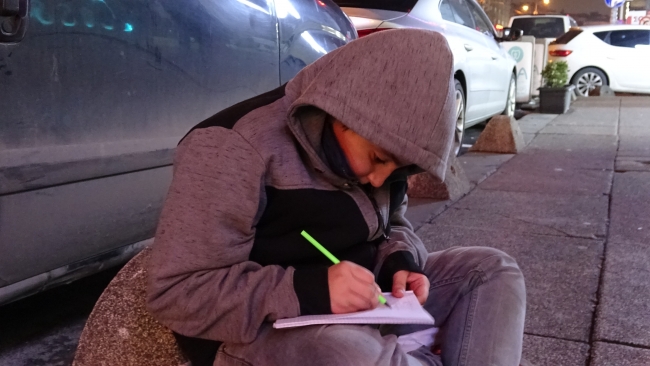 Kaldırımda tartıcılık yaparak okul harçlığını çıkarıyor