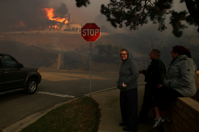 Kaliforniya alevlerle boğuşuyor: OHAL ilan edildi
