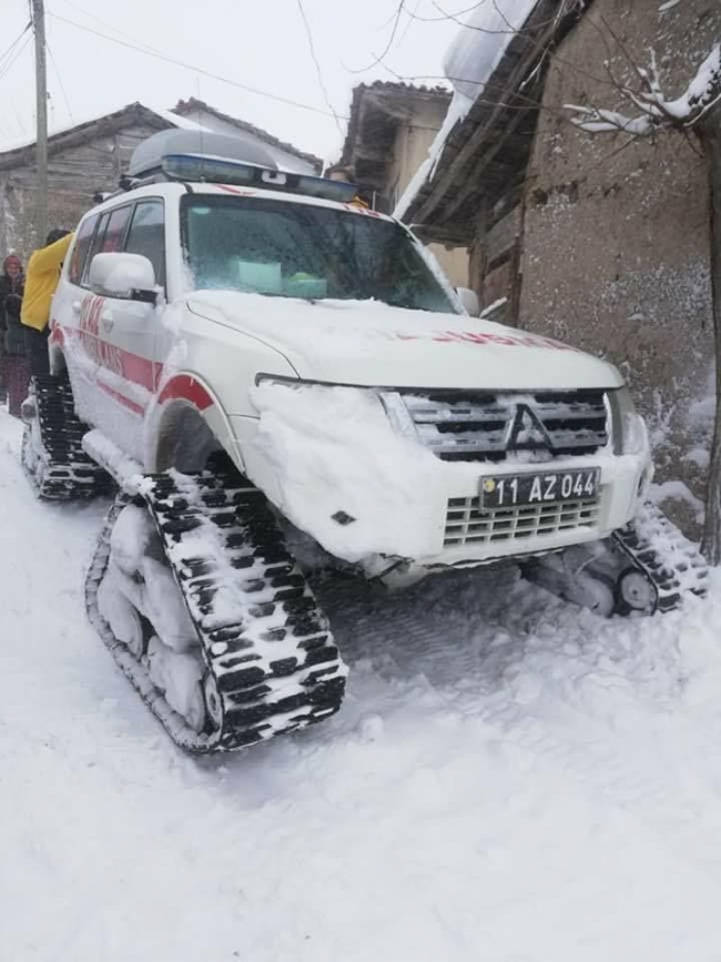 Kalp hastası yaşlı kadın, paletli ambulansla hastaneye yetiştirildi