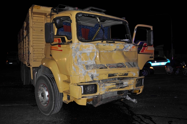 Yolcu otobüsü ile kamyon çarpıştı: 1 ölü, 20 yaralı