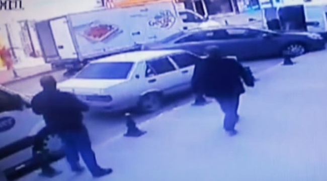 Geri giden kamyon yayaya çarptı