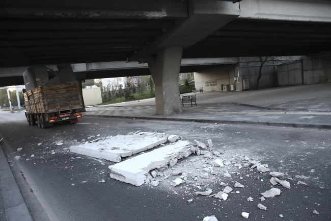 Trafo yüklü kamyon köprüye sıkıştı; yola beton yığınları saçıldı