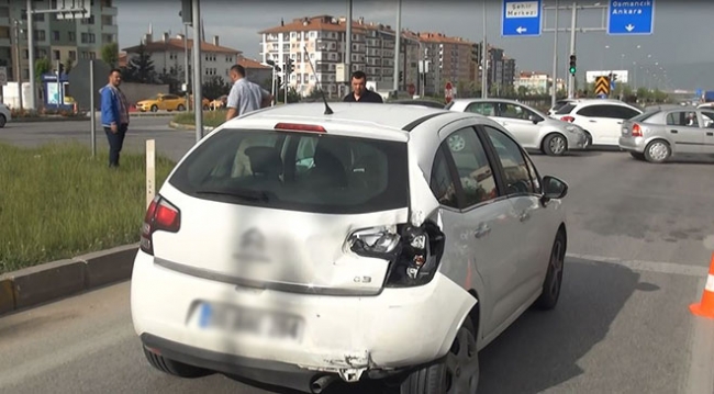 Freni boşalan kamyon 3 otomobile çarparak durabildi
