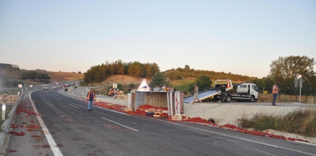 Domates yüklü kamyonetin devrilme anı kamerada