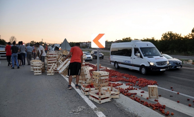Domates yüklü kamyonetin devrilme anı kamerada